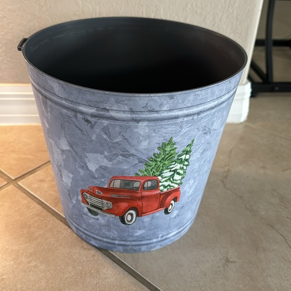 Plastic Holiday Planter 9.5” - Picture 2 of 3